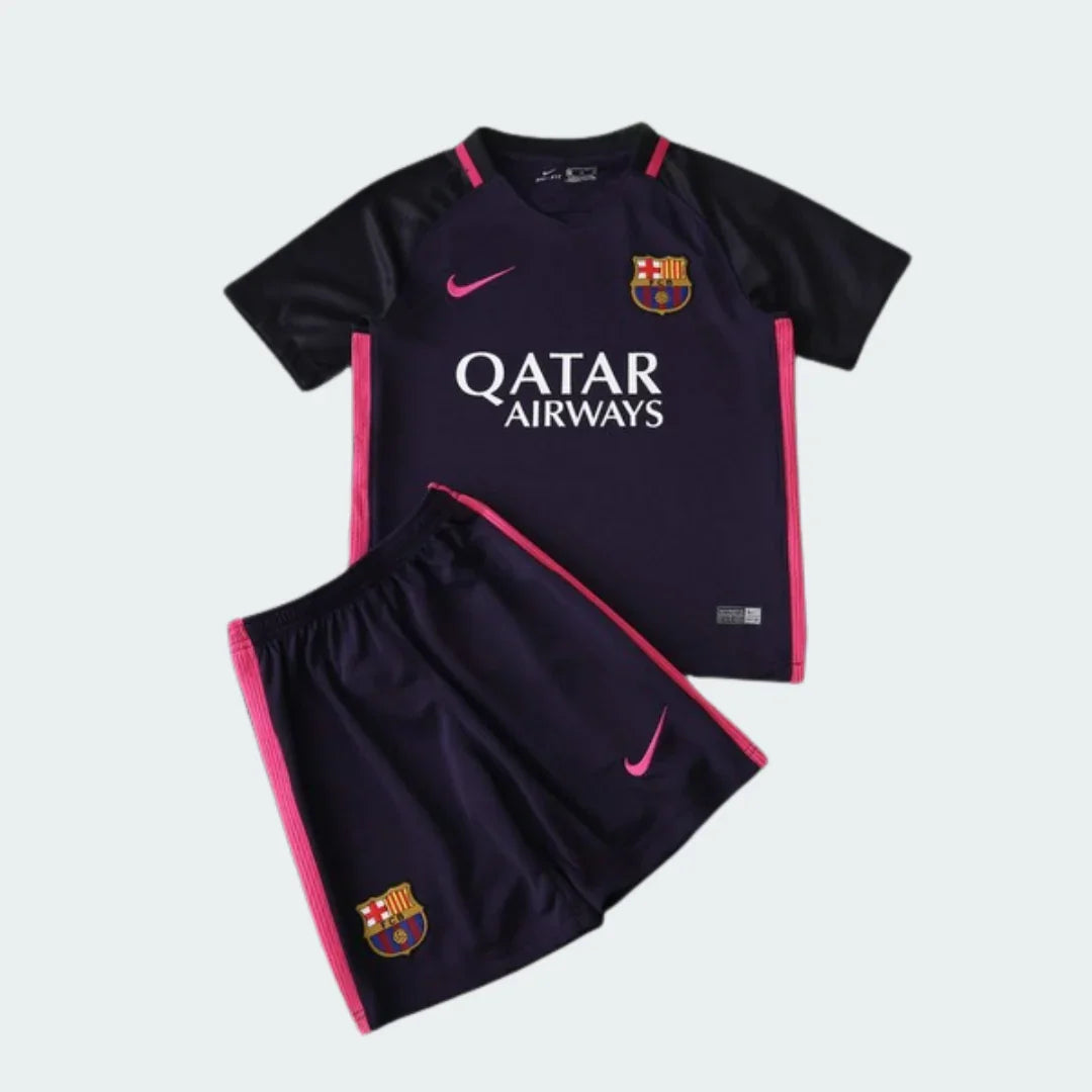 Kit infantil Barcelona roxo com detalhes rosa, camisa e shorts com escudo do Barcelona, logo Nike e patrocínio Qatar Airways.