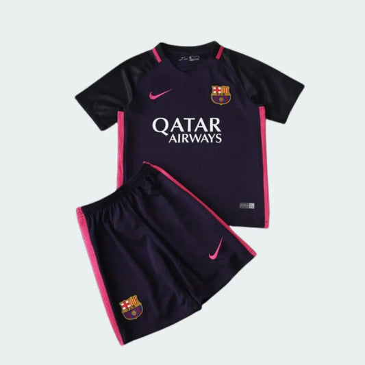 Kit infantil Barcelona roxo com detalhes rosa, camisa e shorts com escudo do Barcelona, logo Nike e patrocínio Qatar Airways.