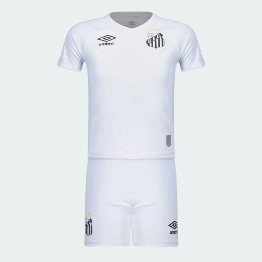 Kit infantil branco completo (camisa e shorts) com escudo do Peixão, logo Umbro e estrelas douradas.