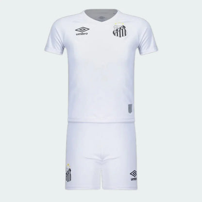Kit infantil branco completo (camisa e shorts) com escudo do Peixão, logo Umbro e estrelas douradas.