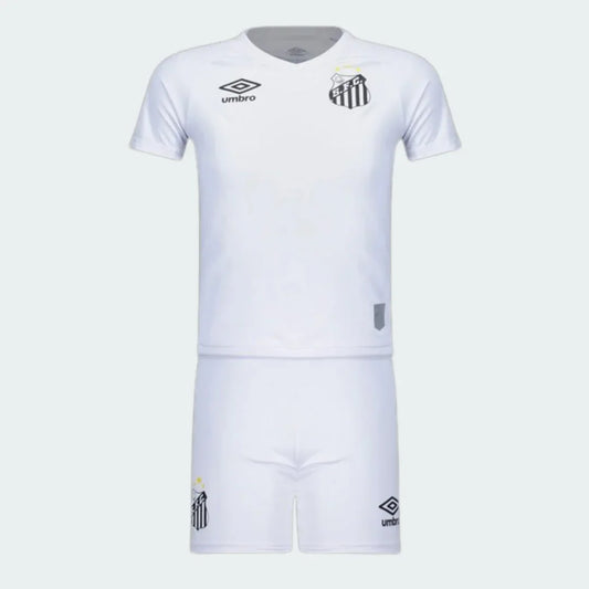 Kit infantil branco completo (camisa e shorts) com escudo do Peixão, logo Umbro e estrelas douradas.