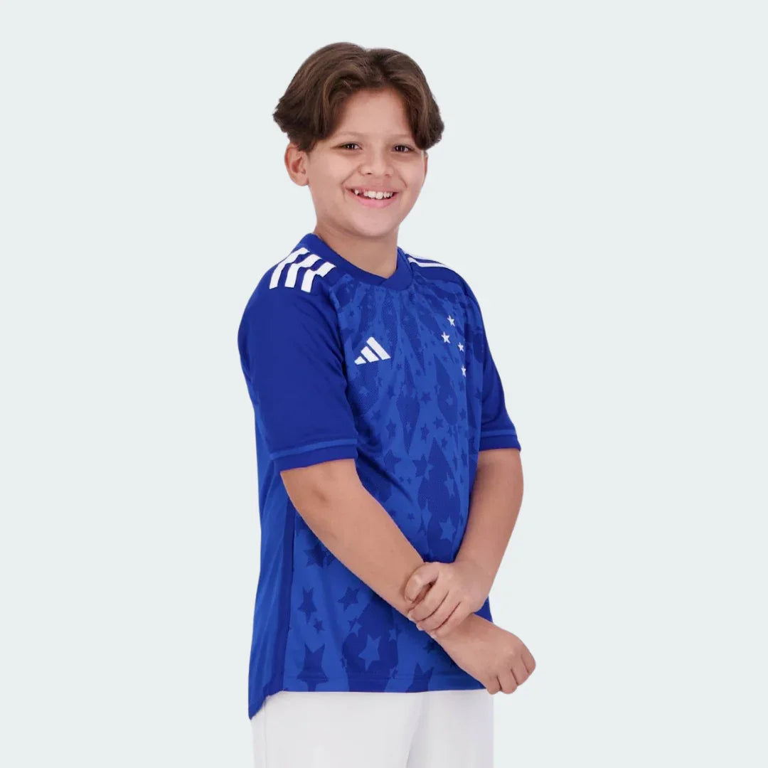 Mini Mantos: kit camisa oficial infantil do Cruzeiro. Criança sorrindo com uniforme de futebol