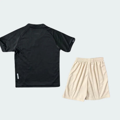 Kit oficial infantil Mini Mantos: camisa de futebol preta e shorts bege