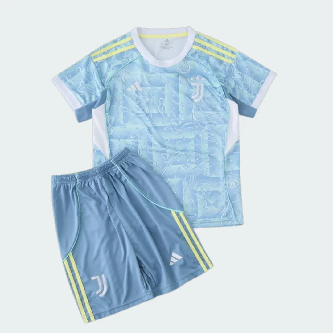 Kit futebol infantil azul claro. Camisa com estampa, logo Adidas e 'J' branco. Shorts com logo Adidas e 'J' branco, listras amarelas.