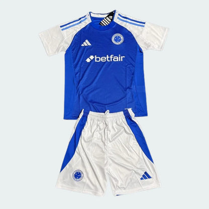 Kit infantil Cabuloso 25/26, camisa azul e shorts brancos. Destaques: mangas brancas, listras nos ombros, logos Adidas e Betfair.