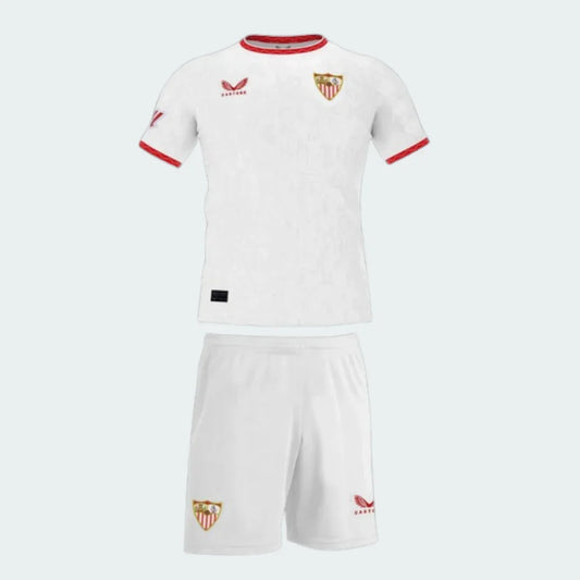 Kit infantil Sevilla 24/25 branco com camisa de manga curta e shorts. Gola e punhos em vermelho. Escudo do Sevilla e logo Castore.