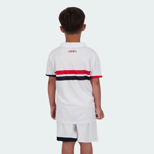 Mini Mantos kit oficial infantil camisa São Paulo FC. Criança de costas com uniforme branco, listras vermelhas e pretas