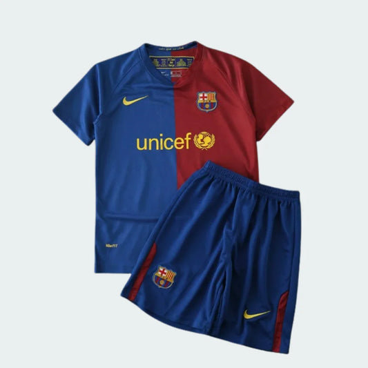 Kit infantil retrô do Barcelona 08/09 com camisa dividida em azul e vermelho, shorts azul, logos Nike e UNICEF, e escudos do clube.
