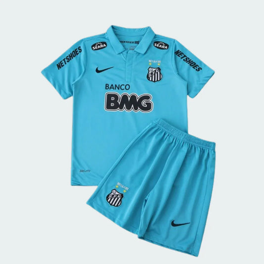 Kit infantil de futebol Peixão II 12/13 na cor azul claro. Composto por camisa e shorts, ambos com escudo do clube, logo Nike e patrocinadores.