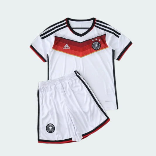 Kit infantil de futebol da Alemanha 2014 com camisa e shorts brancos, detalhes em preto, vermelho e dourado, e escudos da seleção.
