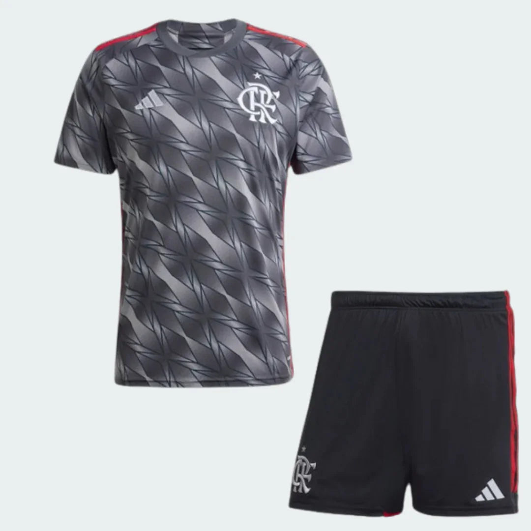 Kit infantil do Mengão III 24/25, com camisa cinza estampada em tons de cinza e shorts pretos, ambos com detalhes vermelhos.