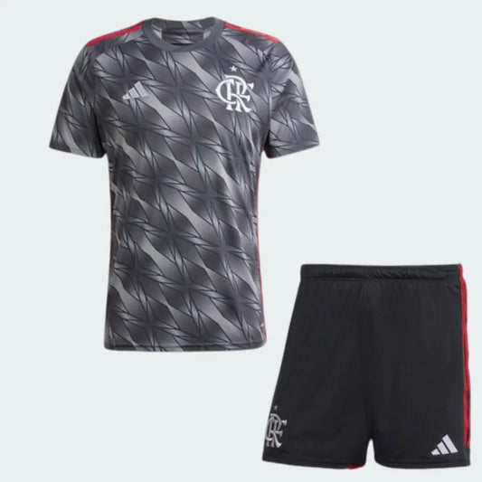 Kit infantil do Mengão III 24/25, com camisa cinza estampada em tons de cinza e shorts pretos, ambos com detalhes vermelhos.