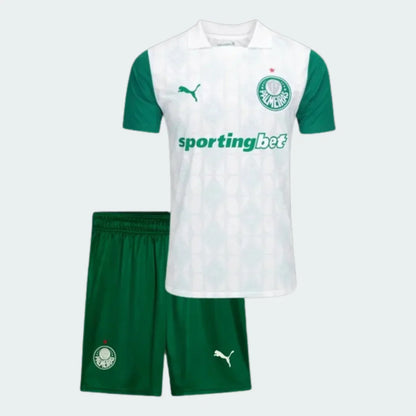 Kit infantil Verdão II 25/26 com camisa branca de mangas verdes, shorts verdes, emblemas do Verdão e logos Puma e sportingbet.