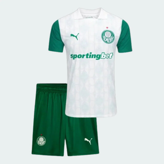 Kit infantil Verdão II 25/26 com camisa branca de mangas verdes, shorts verdes, emblemas do Verdão e logos Puma e sportingbet.