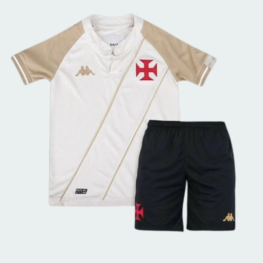 Kit infantil Vasco da Gama com camisa branca de faixa diagonal bege e mangas beges, e shorts pretos com cruz de malta vermelha.
