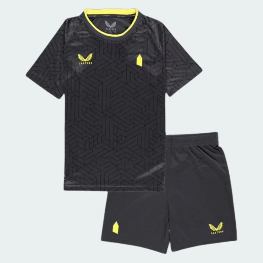 Kit infantil preto com padrões geométricos em cinza, detalhes em amarelo neon na gola e calção preto.