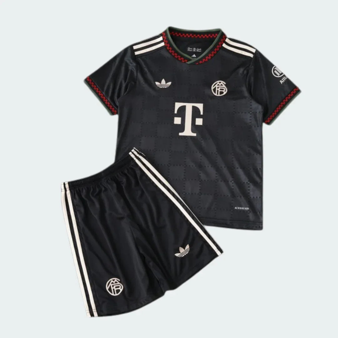 Kit infantil Bayern de Munique III 25/26 preto com listras e logos brancos, detalhes vermelho e verde no colarinho e mangas.