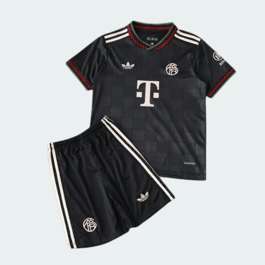 Kit infantil Bayern de Munique III 25/26 preto com listras e logos brancos, detalhes vermelho e verde no colarinho e mangas.