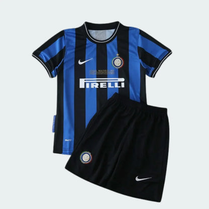 Kit infantil retrô Inter de Milão, camisa listrada preta e azul com shorts preto. Detalhes brancos no colarinho e mangas.