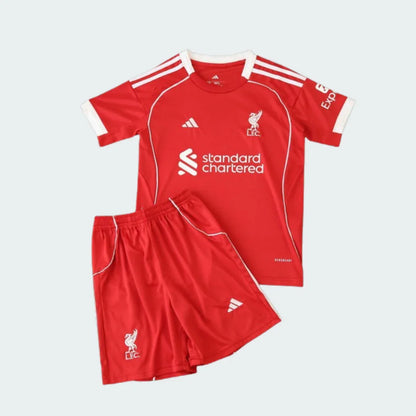 Kit infantil de futebol do Liverpool, camisa e shorts vermelhos. Camisa com escudo do Liverpool, logo Adidas, Standard Chartered e Exp. Shorts com escudo e logo Adidas.