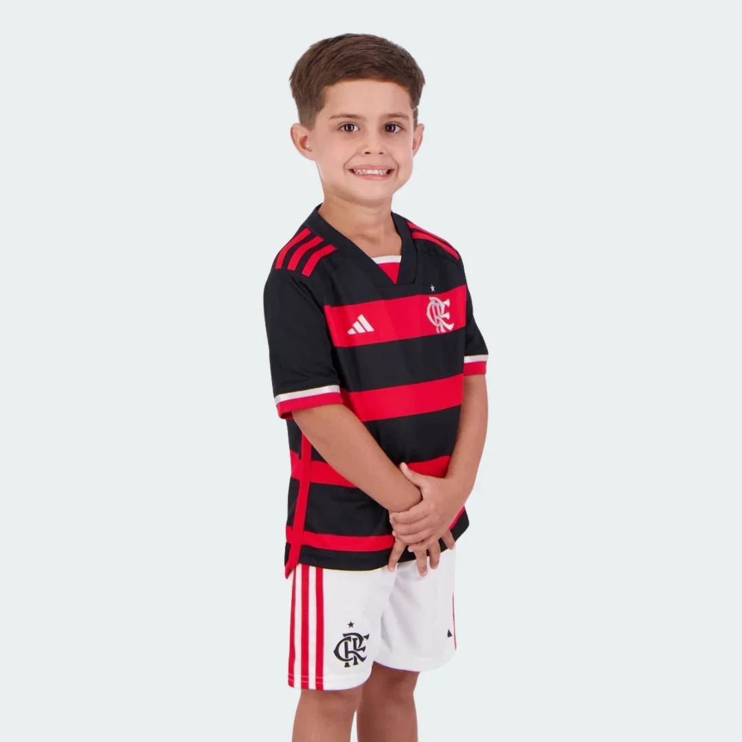 Kit oficial Flamengo infantil Mini Mantos, camisa e shorts. Menino sorrindo