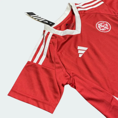 Mini Mantos kit camisa oficial infantil do Internacional vermelha Adidas com gola V e listras brancas nos ombros