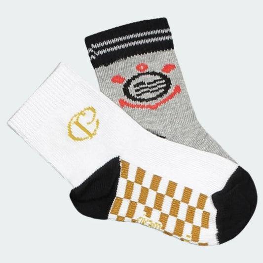 Par de meias infantis do Corinthians. Uma branca com logo dourado e sola xadrez, outra cinza com o escudo do time.