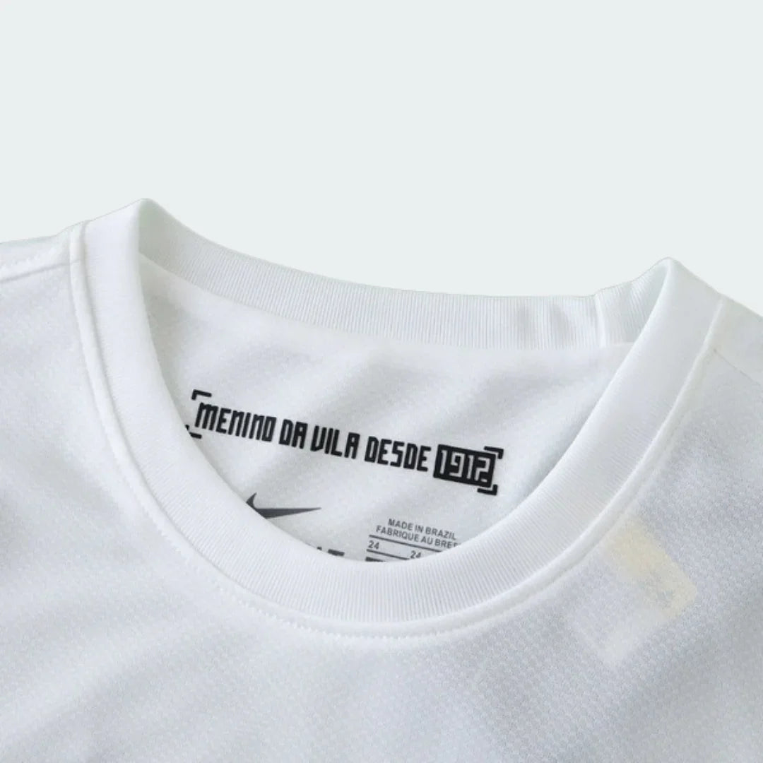 Kit camisa infantil oficial Santos FC Mini Mantos, detalhe gola com 'Menino da Vila 1912'