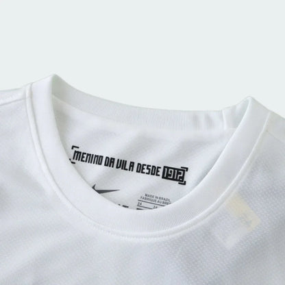 Kit camisa infantil oficial Santos FC Mini Mantos, detalhe gola com 'Menino da Vila 1912'