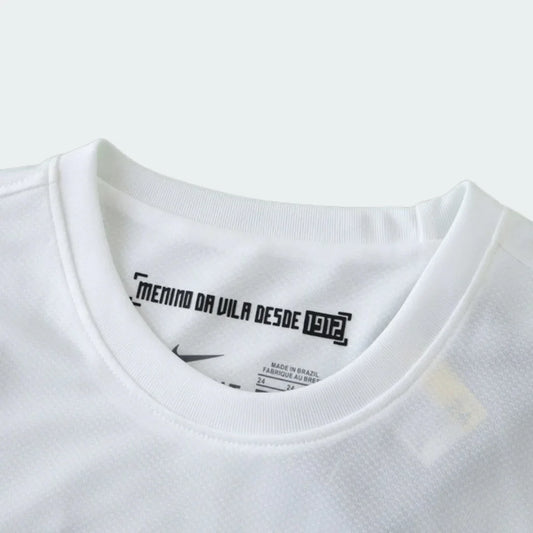 Kit camisa infantil oficial Santos FC Mini Mantos, detalhe gola com 'Menino da Vila 1912'