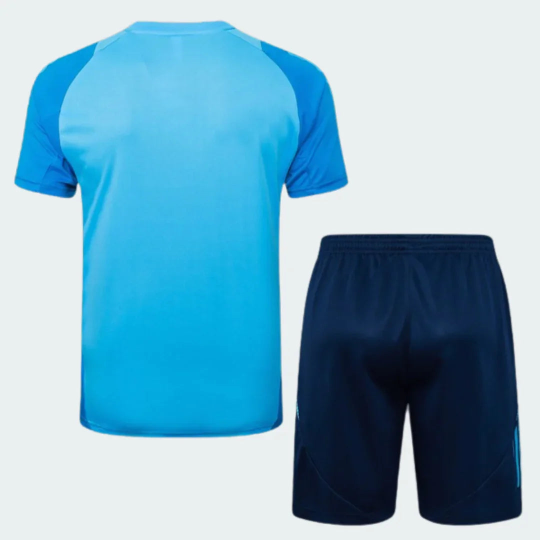 Kit infantil oficial Mini Mantos do Manchester City, camisa azul e shorts, costas