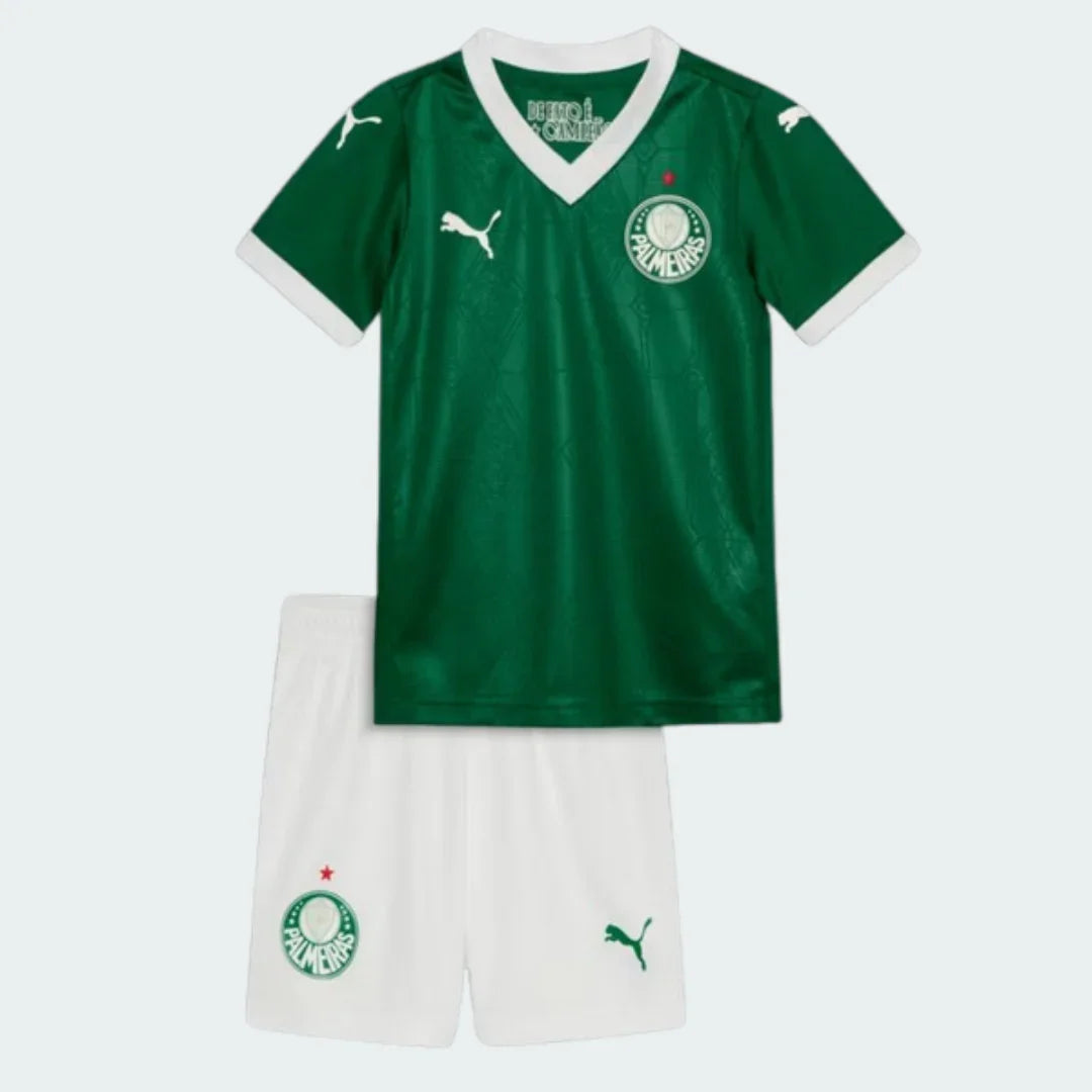 Foto de um kit infantil de futebol verde e branco do Verdão, com camisa verde e shorts brancos, logos Puma e emblemas do time.