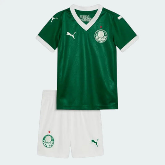 Foto de um kit infantil de futebol verde e branco do Verdão, com camisa verde e shorts brancos, logos Puma e emblemas do time.