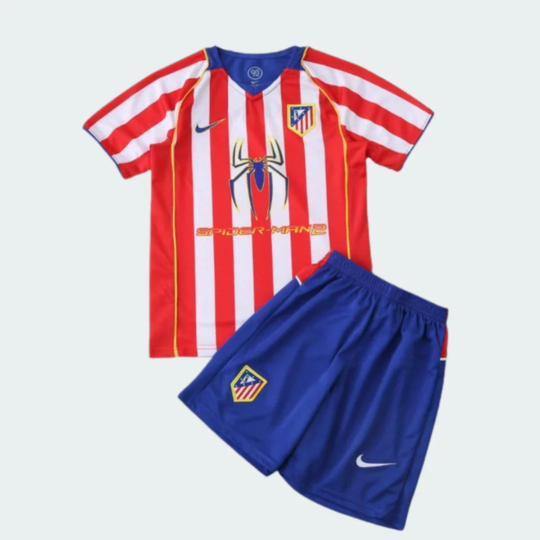Kit infantil retrô Atlético de Madrid I 04/05 com camisa listrada vermelha e branca, shorts azuis. Estampa Spider-Man2.