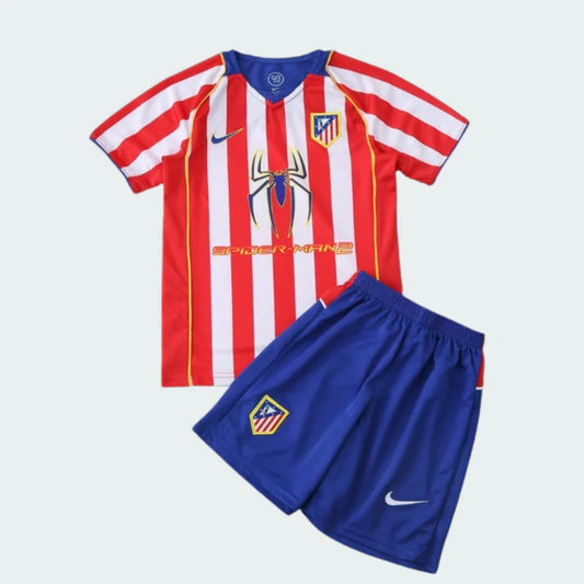 Kit infantil retrô Atlético de Madrid I 04/05 com camisa listrada vermelha e branca, shorts azuis. Estampa Spider-Man2.