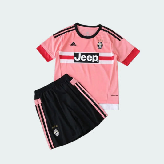 Kit infantil Juventus 15/16 com camisa rosa, listras pretas nos ombros, patrocínio Jeep. Short preto com listras rosas e escudo Juventus.