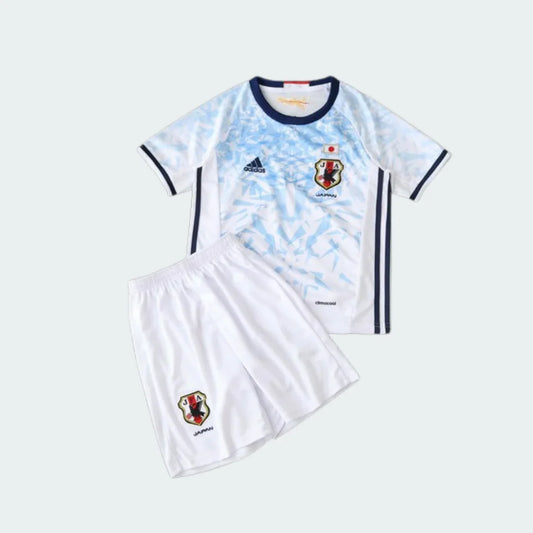 Kit infantil Japão II 16/17 branco e azul com escudo do time no peito e na perna. Camisa Adidas e shorts.