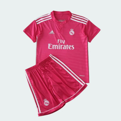 Kit infantil do Real Madrid 14/15 rosa. Camisa de futebol e shorts rosa com detalhes brancos e escudos do clube.