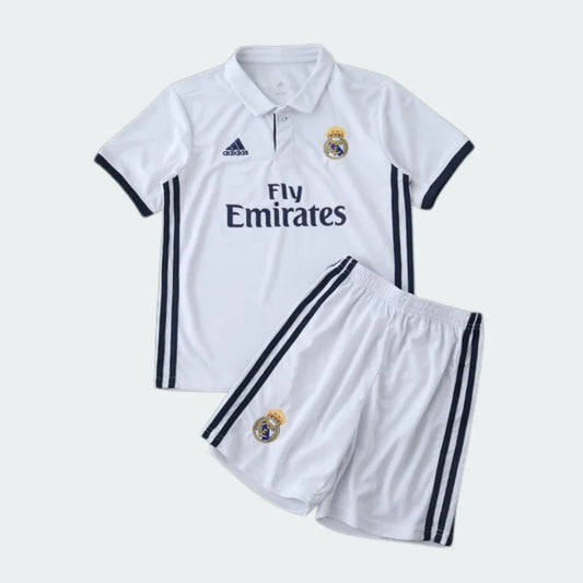 Kit infantil Real Madrid 16/17 branco: camisa polo com escudo, Adidas, Fly Emirates e shorts com escudo, listras escuras laterais.