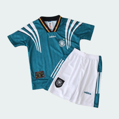 Kit infantil retrô da Alemanha, camiseta verde-água com listras brancas e shorts brancos com detalhes verdes e escudos.