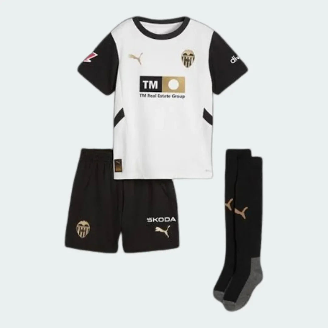 Kit infantil do Valencia com camisa branca, mangas pretas, gola redonda preta e calção preto com meiões pretos.