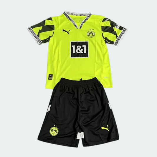 Foto frontal de um kit infantil Borussia Dortmund Aniversário 24/25, com camisa amarela neon e shorts pretos.