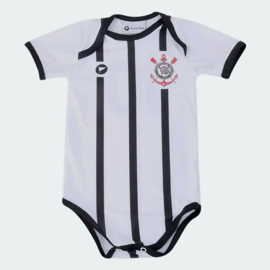 Body de bebê Corinthians branco com listras verticais pretas, escudo do Corinthians no peito esquerdo e detalhes em preto.