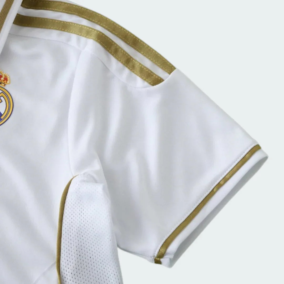 Camisa oficial Real Madrid Mini Mantos infantil, kit. Detalhe da manga e ombro com listras douradas