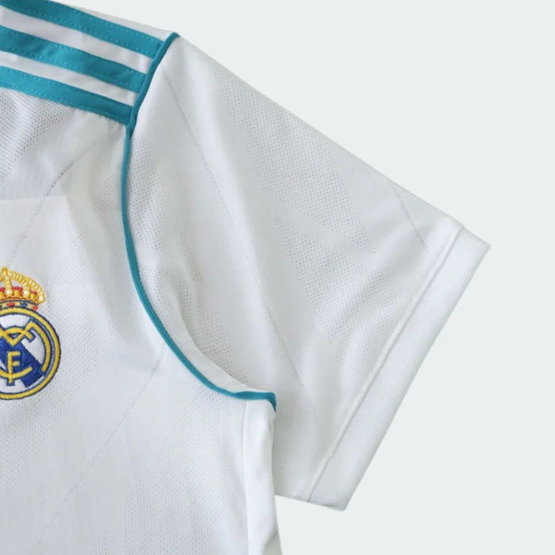 Camisa oficial infantil Real Madrid kit Mini Mantos, branca, com escudo e detalhes turquesa na manga