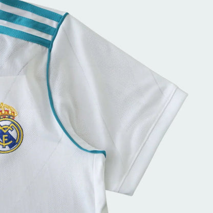 Camisa oficial infantil Real Madrid kit Mini Mantos, branca, com escudo e detalhes turquesa na manga