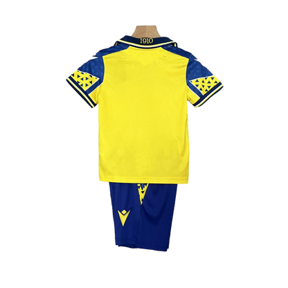 Kit infantil oficial Hellas Verona Mini Mantos, camisa e shorts amarelo e azul