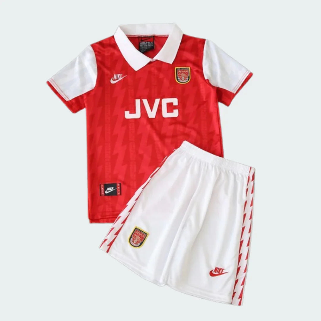 Kit infantil retrô Arsenal 93/94, camisa vermelha com mangas brancas, shorts brancos. Logotipos Nike, JVC e escudo do clube.