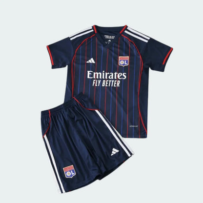 Kit infantil do Lyon com camisa azul marinho, listras finas verticais vermelhas e azuis, e calção azul marinho.