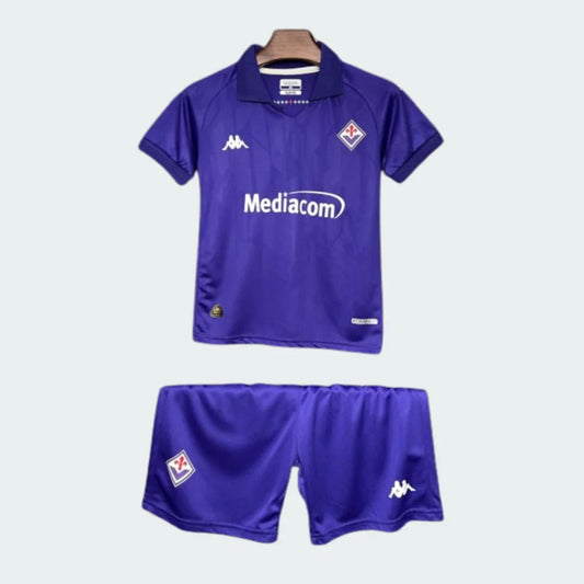 Kit infantil roxo da Fiorentina com camisa e shorts. Camisa com gola polo, escudos Kappa e Fiorentina, e patrocinador Mediacom.